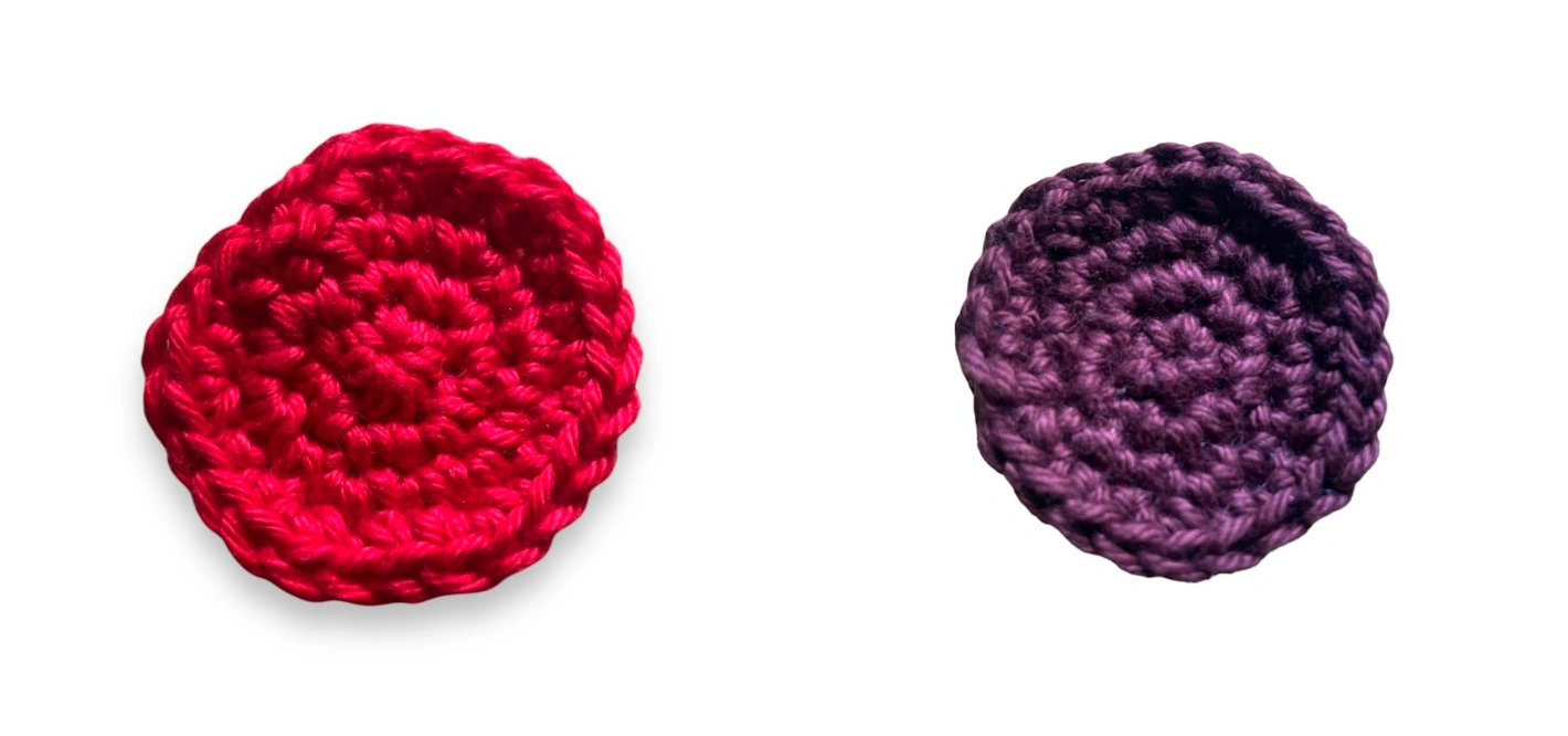 Detalhes da carne e do tomate em crochê para montar o Chaveiro Mini Hambúrguer Amigurumi.