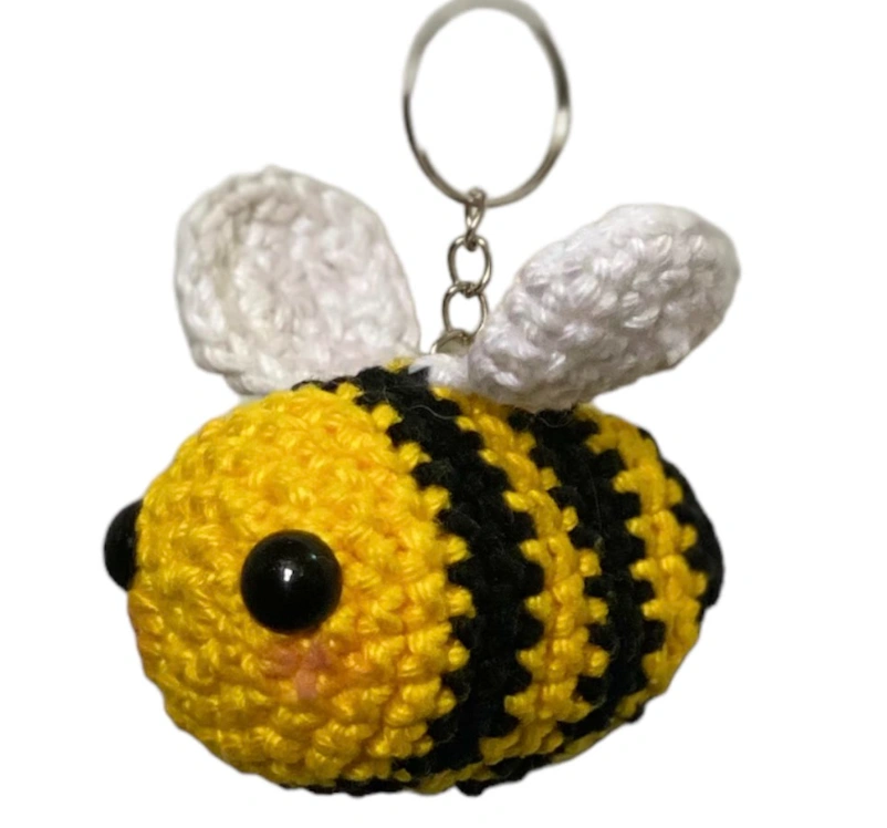 Passo a passo chaveiro abelha amigurumi em crochê mostrando detalhes do corpo e asas