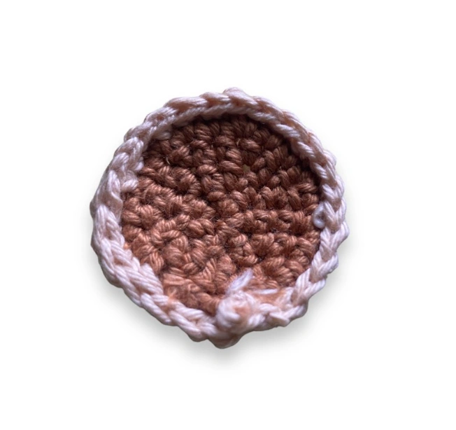 Parte inferior do pão de crochê para compor o chaveiro mini hambúrguer.