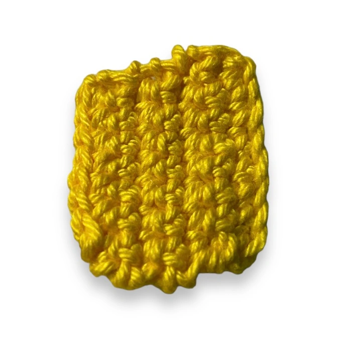 Queijo de crochê amarelo feito com pontos retangulares para chaveiro amigurumi.