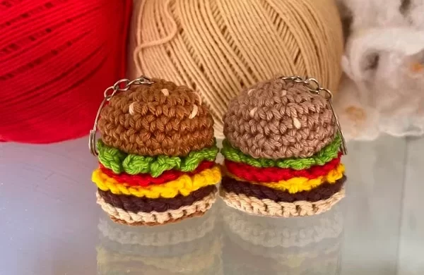 Chaveiro Mini Hambúrguer Amigurumi com aparência realista. Receita passo a passo fácil e criativa.