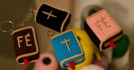 Mini Bíblia Chaveiro Amigurumi feita em crochê estilo, usada como chaveiro artesanal. Receita gratuita disponível no blog de crochê cristão.