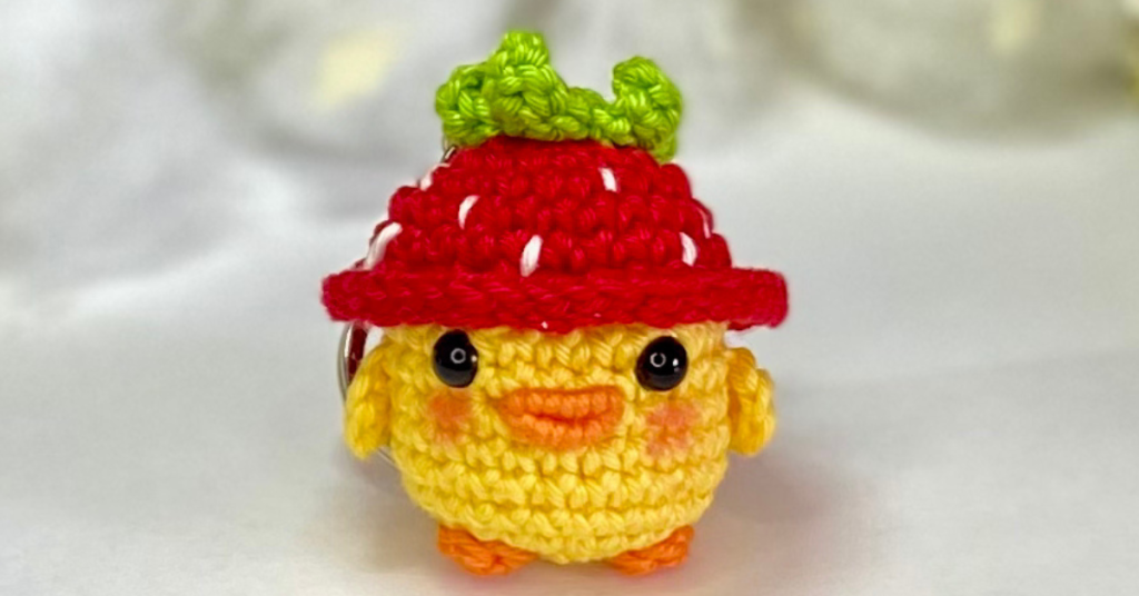 Chaveiro Pato Amigurumi com Chapéu de Morango – Receita Grátis Completa em Crochê