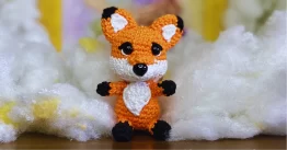 Chaveiro de raposa feito em crochê estilo amigurumi, com acabamento fofo e colorido, ideal para seguir a receita passo a passo.