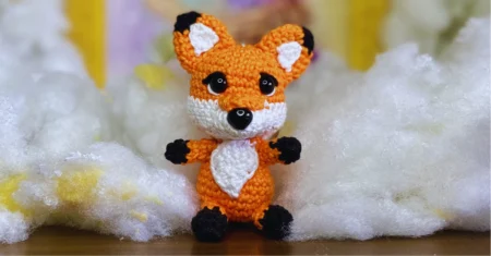 Chaveiro de raposa feito em crochê estilo amigurumi, com acabamento fofo e colorido, ideal para seguir a receita passo a passo.