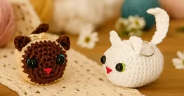Gato Chaveiro de Crochê – Receita Amigurumi Passo a Passo: chaveiros de crochê em formato de gatinho, feitos com técnica amigurumi, nas cores marrom com bege e branco, sobre mesa de madeira com fundo decorativo de flores secas e novelos – ideal para quem busca passo a passo criativo e delicado.Gato Chaveiro de Crochê – Receita Amigurumi Passo a Passo: chaveiros de crochê em formato de gatinho, feitos com técnica amigurumi, nas cores marrom com bege e branco, sobre mesa de madeira com fundo decorativo de flores secas e novelos – ideal para quem busca passo a passo criativo e delicado.