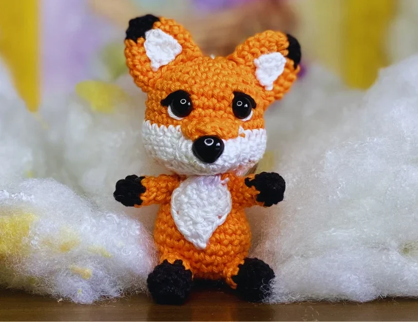 Receita Chaveiro de raposa amigurumi feito em crochê, com acabamento fofo e colorido, ideal para seguir a receita passo a passo.